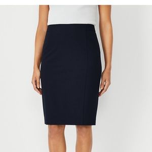 Ann Taylor - Seamed Pencil Skirt In Seasonless Stretch NWOT